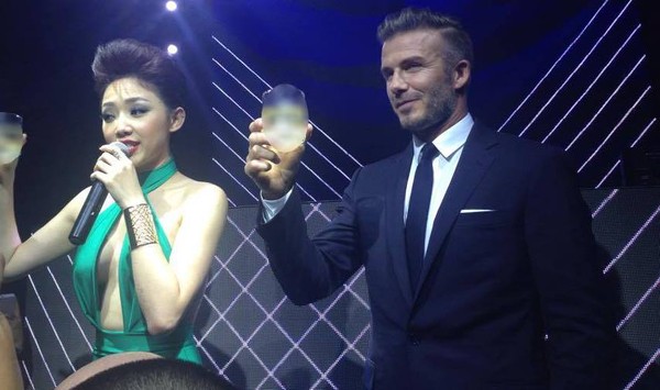 Sau bữa tiệc, Beckham và Tóc Tiên nhanh chóng rời đến quán bar Level 10. Đồng hành cùng Beckham vẫn là là nữ ca sĩ Tóc Tiên. Ngoài 2 tiết mục ca nhạc, Tóc Tiên cũng giữ vai trò MC, là cầu nối giữa Beckham và những người có mặt tại sự kiện.