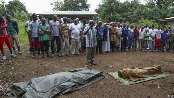 Đại dịch Ebola b&ugrave;ng ph&aacute;t mạnh mẽ tại 4 quốc gia T&acirc;y Phi khiến gần 1.000 người thiệt mạng