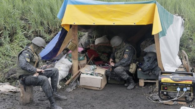 Đồn bi&ecirc;n ph&ograve;ng Ukraine bị phiến qu&acirc;n ly khai th&acirc;n Nga tấn c&ocirc;ng