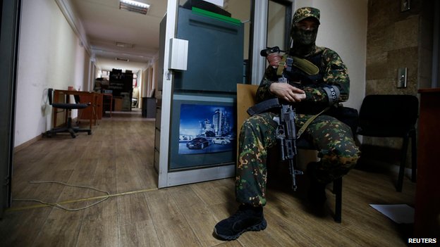 Đồn bi&ecirc;n ph&ograve;ng Ukraine bị phiến qu&acirc;n ly khai th&acirc;n Nga tấn c&ocirc;ng