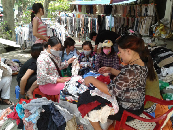 H&agrave;ng th&ugrave;ng gi&aacute; rẻ thu h&uacute;t người d&acirc;n