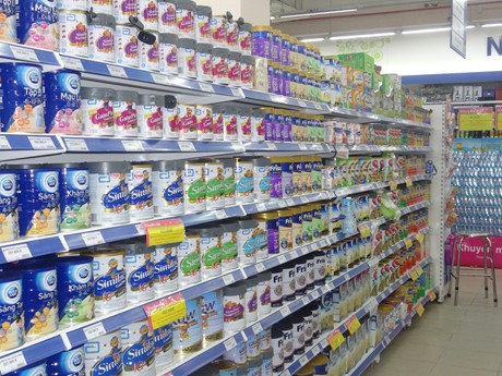 Hi&ecirc;̣n nay nhi&ecirc;̀u ý ki&ecirc;́n cho rằng có sự chuy&ecirc;̉n giá của m&ocirc;̣t s&ocirc;́ sản ph&acirc;̉m sữa