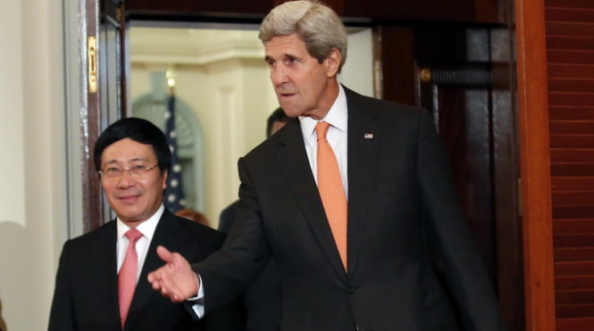 Phó thủ tướng Phạm Bình Minh và Ngoại trưởng Mỹ John Kerry trước khi bước vào cuộc hội đàm bàn về vấn đề hợp tác an ninh hàng hải. Phó thủ tướng Phạm Bình Minh và Ngoại trưởng Mỹ John Kerry trước khi bước vào cuộc hội đàm bàn về vấn đề hợp tác an ninh hàng hải.
