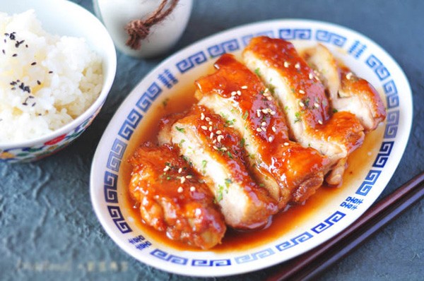 Xếp thịt g&agrave; ra đĩa rồi rưới đều x&igrave; dầu c&ograve;n thừa ở trong chảo l&ecirc;n khắp bề mặt thịt rồi ăn c&ugrave;ng cơm n&oacute;ng nh&eacute;!