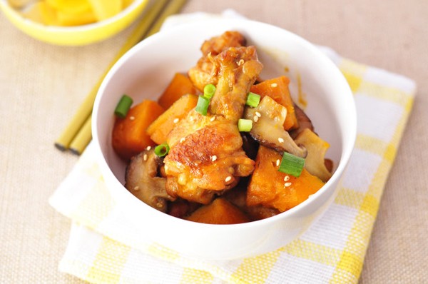 Hương vị g&agrave; kho đậm đ&agrave; quyện với b&iacute; đỏ ng&ograve;n ngọt v&agrave; nấm thơm rất hấp dẫn. 