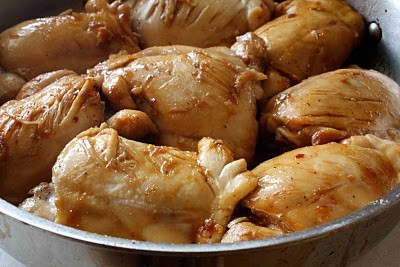 Cho g&agrave; v&agrave;o chảo x&agrave;o h&agrave;nh tỏi, chi&ecirc;n đến khi g&agrave; chuyển m&agrave;u v&agrave;ng n&acirc;u đều c&aacute;c mặt.
