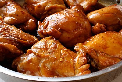 Tiếp theo, cho caramel, nước mắm, một &iacute;t muối, ti&ecirc;u, v&agrave; ớt bột v&agrave;o, giảm nhỏ lửa v&agrave; kho khoảng 20 ph&uacute;t cho thịt g&agrave; thật thấm. Sau đ&oacute;, th&ecirc;m h&agrave;nh gừng tỏi đ&atilde; được phi thơm ở tr&ecirc;n v&agrave;o. Để s&ocirc;i liu riu đến khi nước kho kẹo lại, thịt g&agrave; ch&iacute;n mềm th&igrave; tắt bếp.