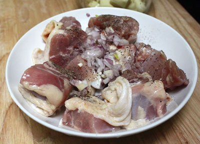 Cho g&agrave; b&agrave;o b&aacute;t t&ocirc;, ướp thịt g&agrave; với h&agrave;nh kh&ocirc; băm nhuyễn, một th&igrave;a nhỏ muối, một &iacute;t hạt ti&ecirc;u, một th&igrave;a nhỏ nước mắm ngon, một th&igrave;a nhỏ đường, trộn đều ướp khoảng 2-3 tiếng.