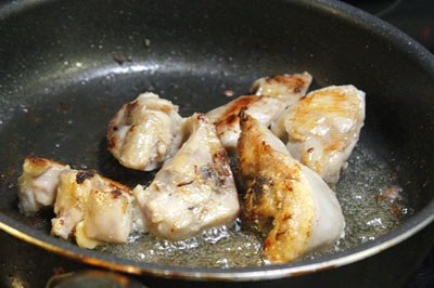 Đun n&oacute;ng một &iacute;t dầu ăn ở chảo, cho g&agrave; v&agrave;o chảo chi&ecirc;n v&agrave;ng 2 mặt rồi vớt ra cho r&aacute;o dầu. Chiết bớt dầu ra b&aacute;t, để lại ch&uacute;t dầu trong chảo sau khi g&agrave; đ&atilde; r&aacute;n xong.