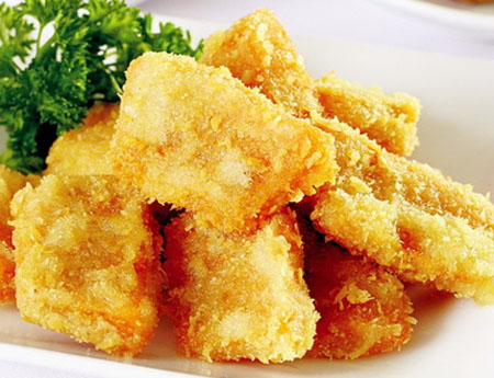Bắc chảo r&aacute;n l&ecirc;n bếp, cho dầu v&agrave;o, chờ n&oacute;ng gi&agrave; th&igrave; r&aacute;n v&agrave;ng thịt g&agrave;. R&aacute;n xong vớt g&agrave; ra đĩa, để ri&ecirc;ng.
