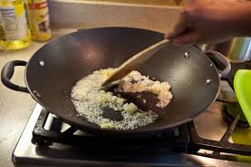 Trong một chảo kh&aacute;c, cho một ch&uacute;t x&iacute;u dầu ăn v&agrave;o chảo, phi thơm h&agrave;nh tỏi, sả, gừng.