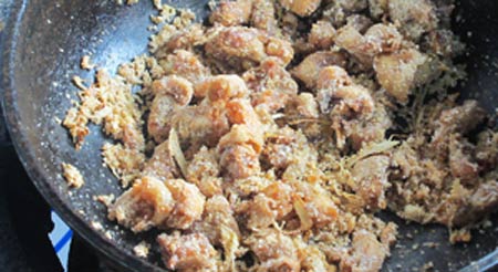 Cho g&agrave; v&agrave;o, x&oacute;c đều c&ugrave;ng với muối giả, muối b&aacute;m đều l&agrave; được v&agrave;o g&agrave;.