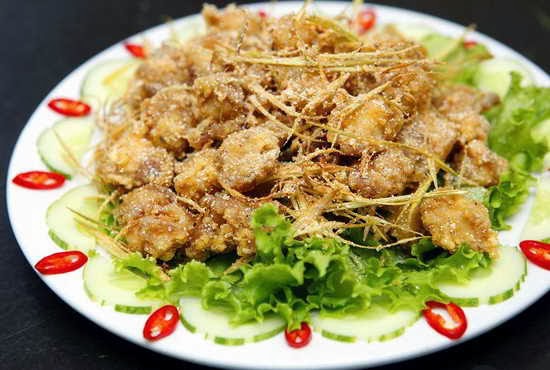 Cho g&agrave; ra đĩa, ăn với cơm hay d&ugrave;ng l&agrave;m m&oacute;n nhậu đều rất tuyệt. Kh&ocirc;ng như m&oacute;n g&agrave; rang muối truyền thống, c&aacute;ch l&agrave;m n&agrave;y bạn tiết kiệm được kh&aacute; nhiều thời gian do kh&ocirc;ng phải l&agrave;m hỗn hợp muối từ gạo v&agrave; đậu xanh rang; m&agrave; khi ăn g&agrave; vẫn thơm ngon.