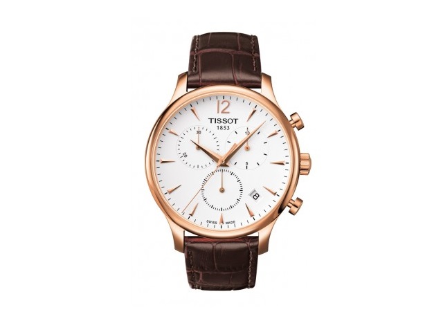 Tissot Tradition Rose Gold PVD Men’s Quartz Classic Chronograph Watch chính hãng: Một mẫu đồng hồ đẹp mắt nữa thuộc dòng T - Classic Tradition dành cho nam giới dường như làm choáng ngợp những người đam mê đồng hồ. Thiết kế cổ điển với lớp vỏ mạ vàng Rose kết hợp dây da cá sấu, mẫu đồng hồ này truyền tải thông điệp về sự vĩnh cửu được liên kết với các chất liệu bền vững và hình tròn hoàn mỹ của chiếc đồng hồ Tissot. Mẫu đồng hồ thạch anh Chronograph cổ điển này ngoài chức năng chỉ thị thời gian thông thường (giờ, phút, giây và ngày), chúng còn có thể được sử dụng cho một hoặc nhiều phép đo thời gian đặc biệt. Ngoài ra, với sự hỗ trợ tinh thể chống xước sapphire thì nó hiện đang được bày bán trên thị trường với mức giá khoảng 10.494.000 đồng. Tissot Tradition Rose Gold PVD Men’s Quartz Classic Chronograph Watch chính hãng: Một mẫu đồng hồ đẹp mắt nữa thuộc dòng T - Classic Tradition dành cho nam giới dường như làm choáng ngợp những người đam mê đồng hồ. Thiết kế cổ điển với lớp vỏ mạ vàng Rose kết hợp dây da cá sấu, mẫu đồng hồ này truyền tải thông điệp về sự vĩnh cửu được liên kết với các chất liệu bền vững và hình tròn hoàn mỹ của chiếc đồng hồ Tissot. Mẫu đồng hồ thạch anh Chronograph cổ điển này ngoài chức năng chỉ thị thời gian thông thường (giờ, phút, giây và ngày), chúng còn có thể được sử dụng cho một hoặc nhiều phép đo thời gian đặc biệt. Ngoài ra, với sự hỗ trợ tinh thể chống xước sapphire thì nó hiện đang được bày bán trên thị trường với mức giá khoảng 10.494.000 đồng.