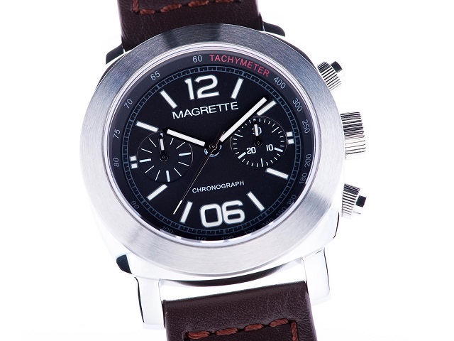Magrette Regattare Chronograph: Hãng đồng hồ New Zealand, Magrette được thành lập dựa trên 4 tiêu chí: bí ẩn, quyến rũ, cổ điển và mạnh mẽ, tạo nên những mẫu đồng hồ độc đáo, ấn tượng và có sức sống vượt thời gian. Mới đây, Magrette vừa giới thiệu chiếc đồng hồ Regattare Chronograph đẹp, tinh tế, cá tính với dây đeo da nâu sô cô la, kết hợp một cặp tinh thể sapphire hình vòm chống xước, case và vỏ được làm bằng thép không gỉ với tính năng chronograph Seagull TY-2901 (ST1901) dựa trên đàn anh Venus 175 mang phong cách cổ điển. Hiện Magrette Regattare Chronograph có mức giá bán chính thức khoảng 10.557.000 đồng. Magrette Regattare Chronograph: Hãng đồng hồ New Zealand, Magrette được thành lập dựa trên 4 tiêu chí: bí ẩn, quyến rũ, cổ điển và mạnh mẽ, tạo nên những mẫu đồng hồ độc đáo, ấn tượng và có sức sống vượt thời gian. Mới đây, Magrette vừa giới thiệu chiếc đồng hồ Regattare Chronograph đẹp, tinh tế, cá tính với dây đeo da nâu sô cô la, kết hợp một cặp tinh thể sapphire hình vòm chống xước, case và vỏ được làm bằng thép không gỉ với tính năng chronograph Seagull TY-2901 (ST1901) dựa trên đàn anh Venus 175 mang phong cách cổ điển. Hiện Magrette Regattare Chronograph có mức giá bán chính thức khoảng 10.557.000 đồng.