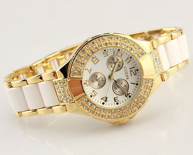Mẫu đồng hồ Guess nữ sang trọng, c&aacute; t&iacute;nh, phong c&aacute;ch với mặt đồng hồ được đ&iacute;nh đ&aacute; viền v&ocirc; c&ugrave;ng nữ t&iacute;nh. 