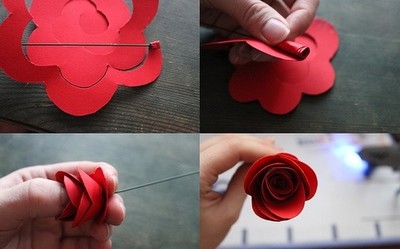 Quấn d&aacute;n dải c&aacute;nh v&agrave;o đầu kẽm c&agrave;nh để tạo th&agrave;nh hoa. Phần l&otilde;i hoa quấn chặt tay, dần dần lơi lỏng tay v&agrave; cố t&igrave;nh để c&aacute;c c&aacute;nh so le nhau giữa c&aacute;c lớp.