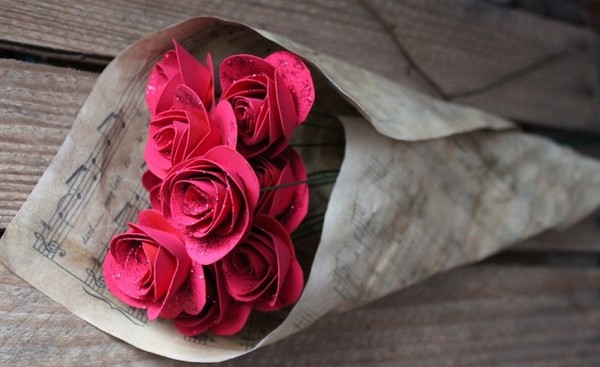 Nếu muốn mang tặng mẹ, c&oacute; thể d&ugrave;ng giấy b&aacute;o hoặc giấy g&oacute;i hoa để c&oacute; ngay một b&oacute; hoa xinh xắn tặng mẹ nh&acirc;n ng&agrave;y 20/10.