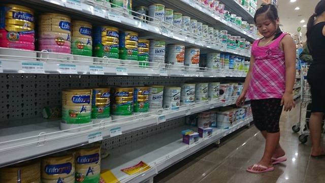 Nhiều mặt h&agrave;ng sữa thuộc danh s&aacute;ch &aacute;p gi&aacute; trần đ&atilde; biến mất khỏi quầy kệ của c&aacute;c si&ecirc;u thị
