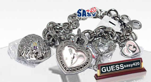 Đồng hồ Guess, dạng lắc tay rất hợp thời trang với c&aacute;c bạn nữ s&agrave;nh điệu. 