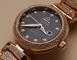 Omega Ladymatic là một chiếc đồng hồ Omega đầu tiên thực sự dành cho phụ nữ, chứ không phải chỉ cấu hình lại từ những chiếc đồng hồ dành cho nam mà các thương hiệu thường khác vẫn làm. Có thể nói đây là một chiếc đồng hồ đẹp và chất lượng với sự trang bị cỗ máy calibre in-house tự động.