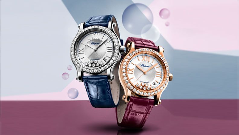Chopard Happy Sport Medium Automatic: Nhân dịp mừng sinh nhật lần thứ 20, Chopard đã ra mắt bộ sưu tập mới Happy Sport Medium Automatic – một trong mẫu đồng hồ mới nhất với thiết kế tinh tế. Đây là mẫu đồng hồ dành cho phái đẹp với kiểu dáng thiết kế thanh lịch, cùng với đó là sự quyến rũ của 7 viên kim cương chuyển động tự do bên trong mặt đồng hồ được thiết kế dạng vân đồng tâm. Cả 2 mặt kính của đồng hồ đều được làm bằng xa-phia với mặt sau trong suốt, có thể nhìn rõ bộ máy hoạt động.