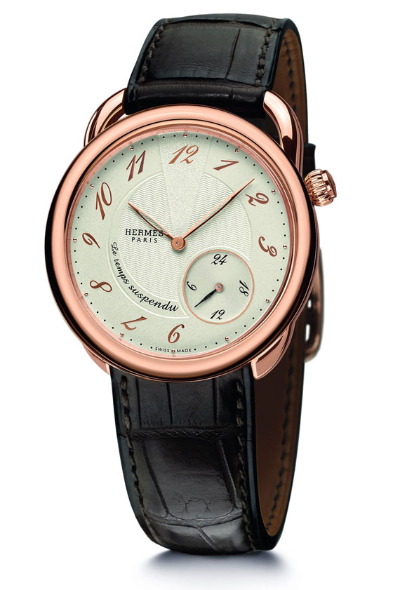 Hermès Arceau Le Temps Suspendu: Đúng như tên gọi, Temps Suspendu (dừng thời gian), người sử dụng có thể dừng hoạt động của chiếc đồng hồ bằng cách bấm một nút nhỏ nằm ở vị trí 9 giờ. Khi bấm nút kim chỉ ngày sẽ biến mất, kim giờ và kim phút sẽ quay về vị trí 12 giờ. Các kim đồng hồ sẽ dừng hoạt động trong vài giờ, vài ngày thậm chí vài tuần nhưng con lắc vẫn hoạt động, đếm giờ và sẽ trả lại giờ chính xác khi người dùng khôi phục lại hoạt động của các kim.