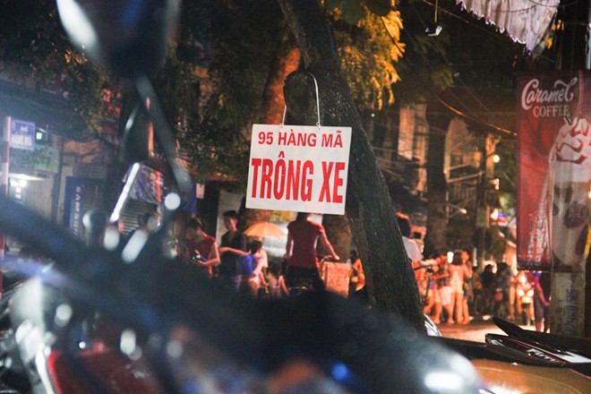 Tuy giá gửi xe khá cao, xe máy 10.000  -15.000 đồng/lượt, thậm chí có nơi lên đến 20.000 đồng/lượt gửi xe nhưng bãi xe nào tại các trung tâm mua sắm, vui chơi, giải trí như Hàng Mã, hồ Hoàn Kiếm; Royal City,... cũng chật kín, hốt bạc.