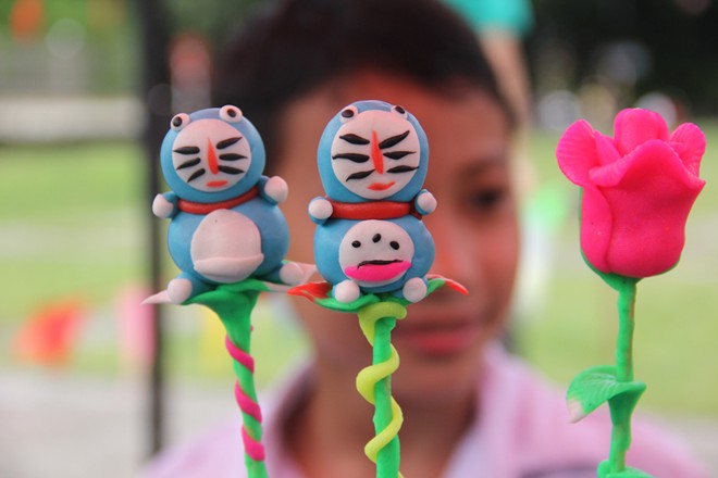Tò he dân gian với những hình ảnh ngộ nghĩnh không thể thiếu ở những khu vui chơi giải trí của trẻ em. Mỗi que tò he có giá 15.000 - 30.000 đồng. Nguyên liệu làm gồm gạo tẻ, gạo nếp và nước màu được chế từ các loại lá cây.