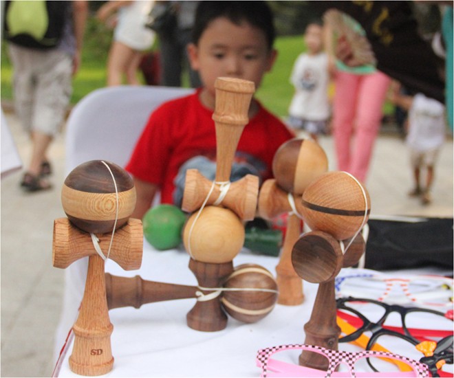 Ngoài những mặt hàng quen thuộc thì những đồ chơi độc lạ tại các hội chợ dịp lễ cũng thu hút lượng lớn khách mua. Năm nay, trò chơi tung hứng bóng gỗ Kendama được nhiều bạn trẻ ưa chuộng. Tuy mỗi tay cầm có giá đắt đỏ, từ 280.000 - 530.000 đồng, thậm chí lên đến 1 triệu đồng/chiếc nhưng nhiều phụ huynh cũng không ngần ngại rút ví. 