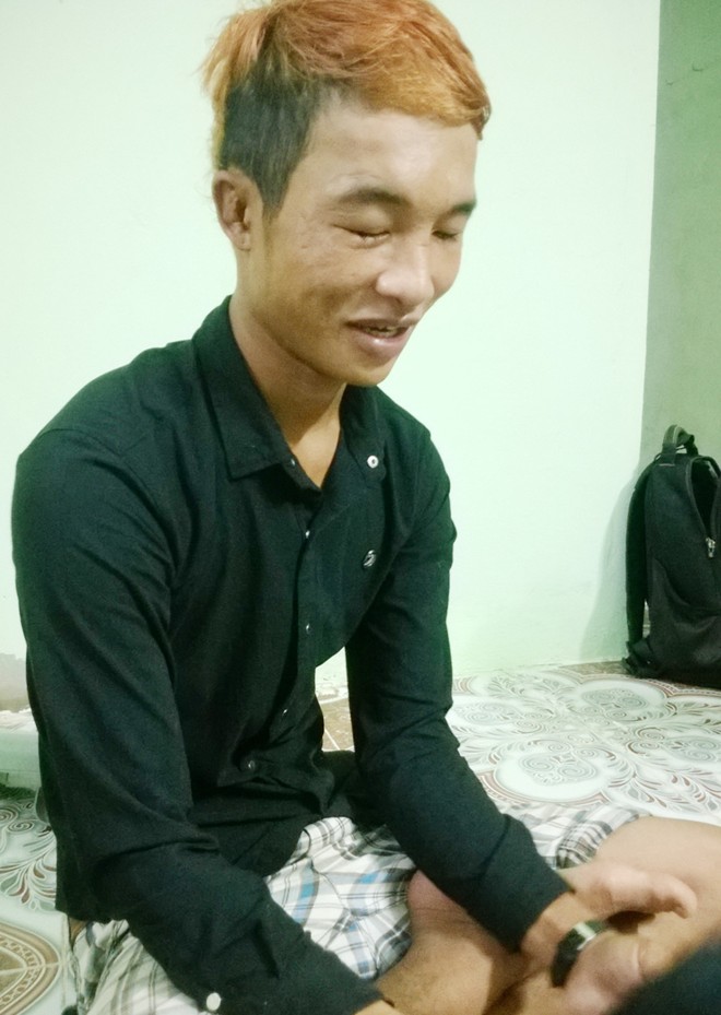 Hào Anh ăn năn hối lỗi và xin lỗi cha mẹ. Hào Anh ăn năn hối lỗi và xin lỗi cha mẹ.