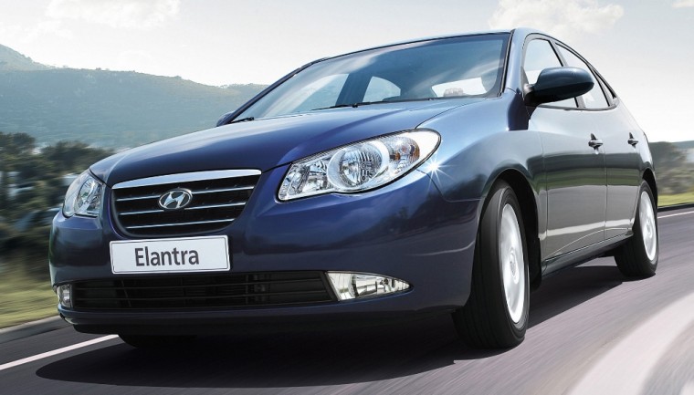 Hyundai Elantra l&agrave; mẫu xe &ocirc; t&ocirc; cũ với diện mạo bắt mắt, trẻ trung hướng v&agrave;o thị phần kh&aacute;ch h&agrave;ng giới trẻ như sinh vi&ecirc;n