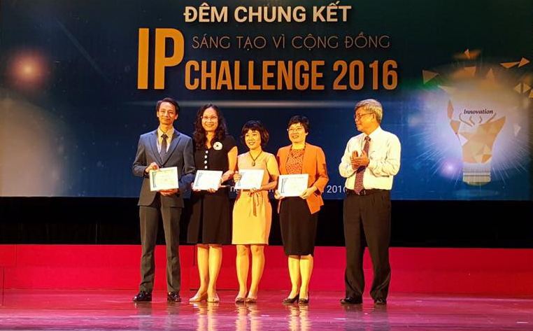 Ban tổ chức trao chứng nhận cho Link Đăng Nhập Nhà cái 13Win16.Com đồng h&agrave;nh c&ugrave;ng IPChallenge 2016