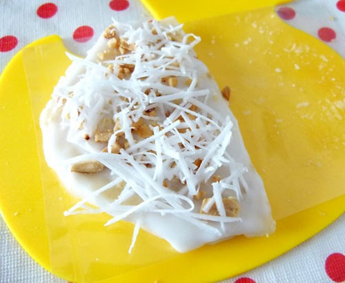 Cho đậu phộng gi&atilde; nhỏ v&agrave; dừa nạo l&ecirc;n
