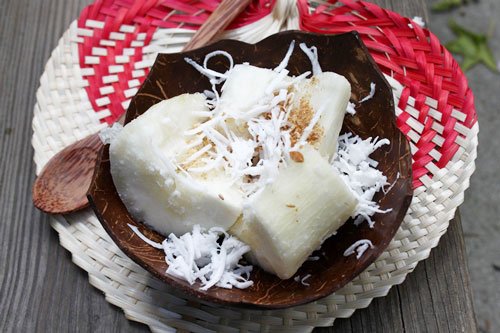 Khoai m&igrave; hấp nước dừa c&ugrave;ng l&aacute; dứa vừa thơm vừa b&eacute;o, khi ăn rắc th&ecirc;m &iacute;t muối m&egrave; v&agrave; dừa nạo, rất th&iacute;ch hợp cho những buổi xế chiều ăn vặt. 