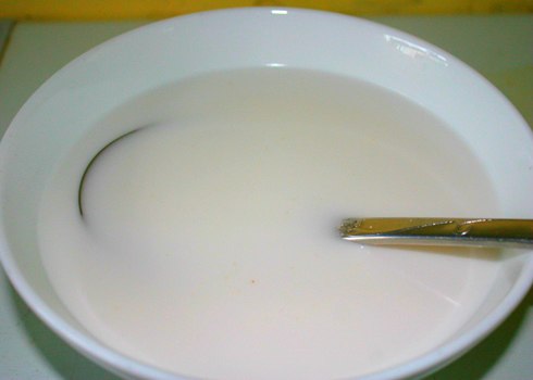 Cho nước n&oacute;ng v&agrave;o dừa, vắt kỹ lấy nước cốt. C&oacute; thể chia đ&ocirc;i lượng nước cho v&agrave;o dừa vắt 2 lần cho hết nước cốt.