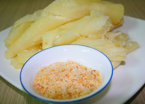 Khoai m&igrave; khi hấp sẽ rất thơm m&ugrave;i l&aacute; dứa, khi ăn gắp khoai ra đĩa, ruới th&ecirc;m &iacute;t nước dừa trong nồi l&ecirc;n khoai, rắc muối m&egrave; v&agrave; một &iacute;t dừa nạo l&ecirc;n mặt khoai. Hoặc c&aacute;c bạn c&oacute; thể ăn kh&ocirc;ng chấm với muối m&egrave; rất ngon.