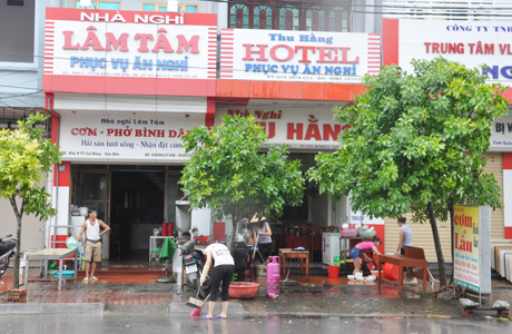 Người dân thị trấn Cái Rồng dọn dẹp nhà cửa sau bão.