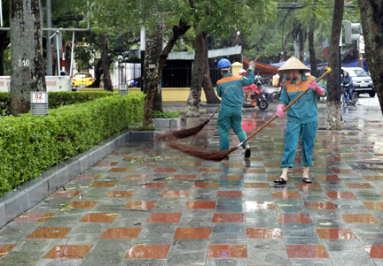 Công nhân Công ty Môi trường và Đô thị thu dọn rác, cành cây sau bão số 3.