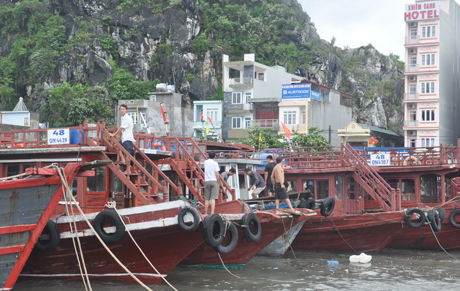 Ngư dân kiểm tra tàu thuyền sau bão.