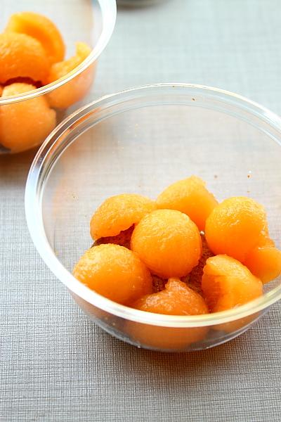 Dưa v&agrave;ng để nguy&ecirc;n nửa quả, d&ugrave;ng th&igrave;a m&uacute;c từng vi&ecirc;n tr&ograve;n, nhỏ v&agrave; xếp l&ecirc;n tr&ecirc;n chiếc b&aacute;nh quy.