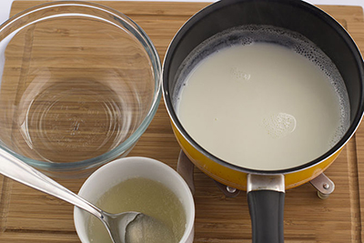 Đổ sữa n&oacute;ng v&agrave;o 1 b&aacute;t sạch, cho tiếp hỗn hợp gelatin v&agrave; nước v&agrave;o b&aacute;t sữa. D&ugrave;ng m&aacute;y đ&aacute;nh trứng đ&aacute;nh đến khi được hỗn hợp tan đều, đồng nhất.