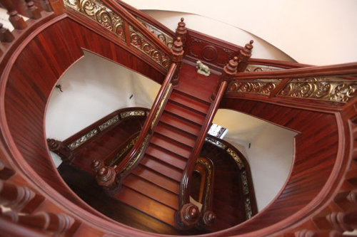 Hệ thống cầu thang uốn lượn tinh tế.