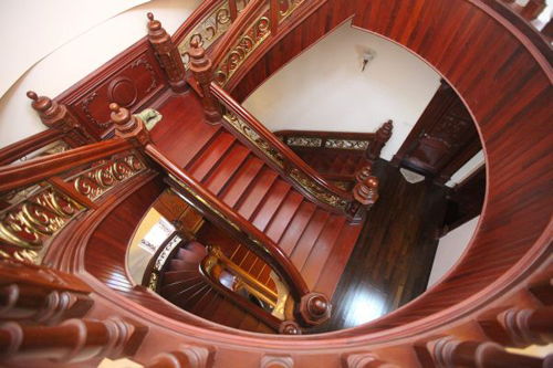 Cầu thang góp phần quan trọng vào việc định hướng phong thủy cho gia chủ, được thiết kế rất tỷ mỉ.