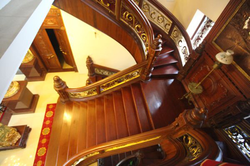 Các hoạt tiết trên tay vịn cầu thang được mạ đồng.