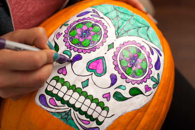 Chờ cho m&agrave;u kh&ocirc;, quả b&iacute; ng&ocirc; si&ecirc;u dễ thương để trang tr&iacute; trong ng&agrave;y Halloween đ&atilde; được ho&agrave;n th&agrave;nh.
