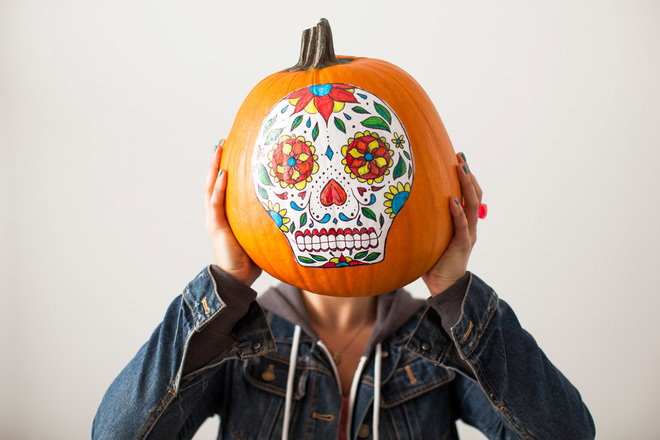 Quả b&iacute; ng&ocirc; độc đ&aacute;o v&agrave; lạ mắt kh&ocirc;ng cần cắt tỉa cho lễ Halloween vui vẻ.