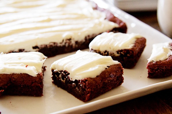 Hai loại b&aacute;nh red velvet v&agrave; brownies kết hợp lại tạo n&ecirc;n m&oacute;n b&aacute;nh brownies red velvet mềm ngon quyến rũ. 