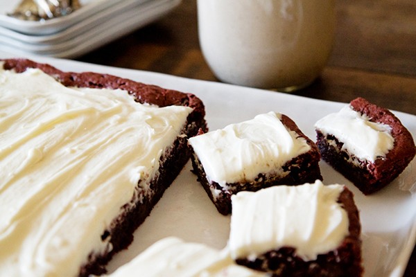 M&oacute;n brownies red velvet với lớp kem phủ n&agrave;y hẳn sẽ rất mới lạ v&agrave; đ&aacute;ng thử đấy! C&oacute; thể th&ecirc;m cả cream cheese để lớp kem phủ th&ecirc;m vị b&eacute;o nh&eacute;!