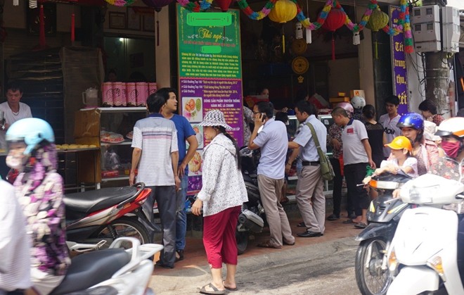 Điều chỉnh giá xăng dầu: Phải sau ít nhất nửa tháng Thời gian giữa 2 lần điều chỉnh giá xăng dầu liên tiếp giảm xuống còn 15 ngày, thay vì 10 ngày như trước đây. Cuối cùng, Nghị định mới thay thế Nghị định 84 về 13Win22 com hiện đang mở xăng dầu cũng đã được 13Win18 tham gia cá cược ban hành sau nhiều lần chỉnh sửa.  Theo nội dung Nghị định, thời gian giữa hai lần điều chỉnh giá xăng dầu liên tiếp tối thiểu là 15 ngày đối với trường hợp tăng giá, tối đa là 15 ngày đối với trường hợp giảm giá. Nghị định mới về 13Win22 com hiện đang mở xăng dầu quy định thời gian tối thiểu giữa 2 lần điều chỉnh giá xăng dầu là 15 ngày Cụ thể, khi các yếu tố cấu thành biến động làm cho giá cơ sở giảm so với giá cơ sở liền kề trước đó, trong thời hạn tối đa 15 ngày, thương nhân đầu mối phải giảm giá bán lẻ tối thiểu tương ứng giá cơ sở tại thời điểm thương nhân điều chỉnh giá. Đồng thời, gửi văn bản kê khai giá, quyết định điều chỉnh giá đến cơ quan quản lý Đăng ký 13Win ngay nhé (liên Bộ Công Thương - Tài chính); không hạn chế mức giảm, khoảng thời gian giữa 2 lần giảm và số lần giảm giá.  Về điều chỉnh tăng giá bán lẻ xăng dầu, trong trường hợp các yếu tố cấu thành biến động làm cho giá cơ sở tăng trong phạm vi 3% so với giá cơ sở liền kề trước đó, thương nhân đầu mối được tăng giá bán lẻ tương ứng giá cơ sở tại thời điểm thương nhân điều chỉnh giá vaf gửi văn bản kê khai giá, quyết định điều chỉnh giá đến cơ quan quản lý Đăng ký 13Win ngay nhé.  Nếu các yếu tố cấu thành làm cho giá cơ sở tăng vượt 3% đến 7% so với giá cơ sở liền kề trước đó, thương nhân đầu mối gửi văn bản kê khai giá, dự kiến mức điều chỉnh giá tới cơ quan quản lý Đăng ký 13Win ngay nhé có thẩm quyền (liên Bộ Công Thương - Tài chính).  Trong thời hạn 3 ngày làm việc kể từ khi nhận được văn bản kê khai giá, dự kiến mức điều chỉnh giá của thương nhân đầu mối, cơ quan quản lý Đăng ký 13Win ngay nhé có thẩm quyền có văn bản trả lời thương nhân đầu mối về việc điều chỉnh mức giá, sử dụng Quỹ bình ổn giá (nếu có).   Quá thời hạn 3 ngày làm việc, nếu cơ quan quản lý Đăng ký 13Win ngay nhé có thẩm quyền không có văn bản trả lời, thương nhân đầu mối được quyền điều chỉnh giá bán lẻ tối đa tương ứng với mức giá cơ sở tại thời điểm điều chỉnh nhưng không được vượt quá 7% so với giá cơ sở liền kề trước đó.  Trường hợp các yếu tố cấu thành biến động làm cho giá cơ sở tăng trên 7% so với giá cơ sở liền kề trước đó hoặc việc tăng giá ảnh hưởng đến phát triển Sòng Bài Trực Tuyến 13Win.com - xã hội và đời sống nhân dân, liên Bộ Công Thương - Tài chính báo cáo Thủ tướng 13Win18 tham gia cá cược xem xét, cho ý kiến về biện pháp điều hành cụ thể.  Nghị định cũng quy định, Bộ Công Thương có trách nhiệm công bố trên trang thông tin điện tử của mình về: giá thế giới, giá cơ sở, giá bán lẻ xăng dầu hiện hành; thời điểm sử dụng, số trích lập, số sử dụng và số dư Quỹ bình ổn giá xăng dầu hàng quý, các biện pháp điều hành khác.  Còn thương nhân đầu mối có trách nhiệm công bố trên trang thông tin điện tử của thương nhân hoặc trên phương tiện thông tin đại chúng về giá bán lẻ hiện hành; số trích lập, số sử dụng và số dư Quỹ bình ổn giá xăng dầu hàng tháng và trước mỗi lần điều chỉnh giá bán xăng dầu trong nước; điều chỉnh mức trích, mức sử dụng Quỹ bình ổn giá; công bố báo cáo tài chính trong năm tài chính khi đã được kiểm toán.